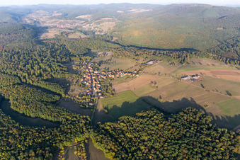 Vue aérienne de Mattstall à Lembach dans le département Bas Rhin, France