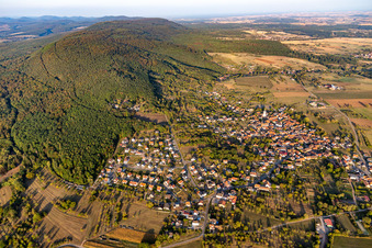 Vue aérienne de Vue sur le village à Gœrsdorf dans le département Bas Rhin, France