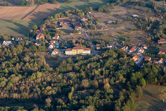 Vue d'oiseau de Merkwiller-Pechelbronn dans le département Bas Rhin, France