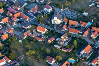 Vue aérienne de Cimetière de l'église catholique de Schoenenbourg à Schœnenbourg dans le département Bas Rhin, France