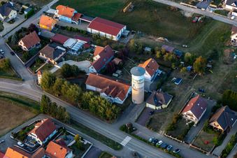 Vue aérienne de Structure du château d'eau peint de Schoenenbourg à Schœnenbourg dans le département Bas Rhin, France