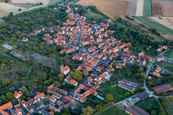 Vue aérienne de Église protestante à Hunspach dans le département Bas Rhin, France