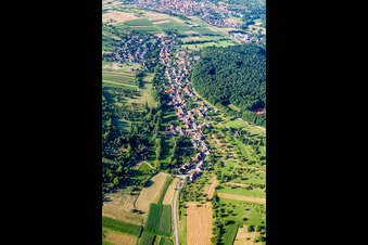 Vue aérienne de Vue sur le village à le quartier Niebelsbach in Keltern dans le département Bade-Wurtemberg, Allemagne