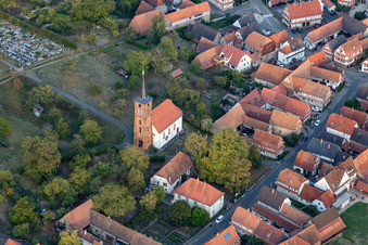 Vue aérienne de Église protestante à Hunspach dans le département Bas Rhin, France