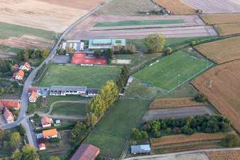Vue aérienne de Terrain piétonnier à Hunspach dans le département Bas Rhin, France