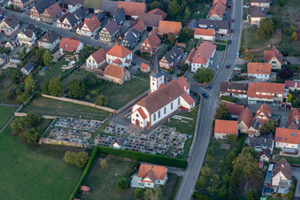 Vue aérienne de Cimetière de l'église catholique Saint-Martin à Seebach dans le département Bas Rhin, France