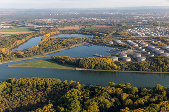Vue aérienne de Pointe du port pétrolier Karlsruhe à le quartier Knielingen in Karlsruhe dans le département Bade-Wurtemberg, Allemagne
