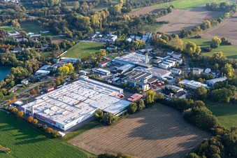 Vue aérienne de Locaux de l'usine Coca-Cola European Partners Deutschland GmbH à Neureut à le quartier Neureut in Karlsruhe dans le département Bade-Wurtemberg, Allemagne
