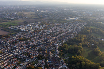 Vue d'oiseau de Quartier Neureut in Karlsruhe dans le département Bade-Wurtemberg, Allemagne