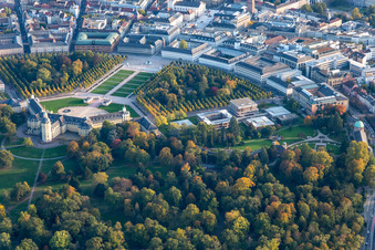Vue aérienne de Château de Karlsruhe et Cour constitutionnelle fédérale à le quartier Innenstadt-West in Karlsruhe dans le département Bade-Wurtemberg, Allemagne