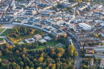 Vue aérienne de Château de Karlsruhe et Cour constitutionnelle fédérale à le quartier Innenstadt-West in Karlsruhe dans le département Bade-Wurtemberg, Allemagne