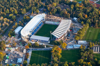 Chantier d'agrandissement et de reconstruction du complexe sportif du stade KSC « Wildparkstadion » à le quartier Innenstadt-Ost in Karlsruhe dans le département Bade-Wurtemberg, Allemagne hors des airs
