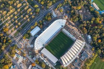 Chantier d'agrandissement et de reconstruction du complexe sportif du stade KSC « Wildparkstadion » à le quartier Innenstadt-Ost in Karlsruhe dans le département Bade-Wurtemberg, Allemagne vue d'en haut