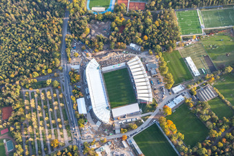 Chantier d'agrandissement et de reconstruction du complexe sportif du stade KSC « Wildparkstadion » à le quartier Innenstadt-Ost in Karlsruhe dans le département Bade-Wurtemberg, Allemagne depuis l'avion