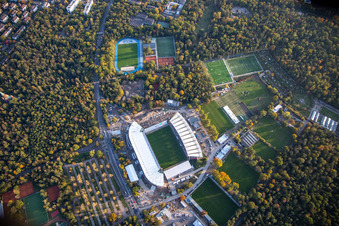 Vue d'oiseau de Chantier d'agrandissement et de reconstruction du complexe sportif du stade KSC « Wildparkstadion » à le quartier Innenstadt-Ost in Karlsruhe dans le département Bade-Wurtemberg, Allemagne