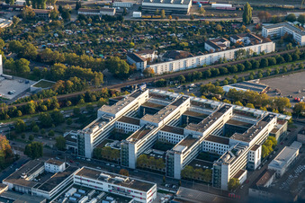 Vue aérienne de Immeuble de bureaux du bâtiment administratif et commercial du siège de l'ENBW sur Durlacher Allee à le quartier Oststadt in Karlsruhe dans le département Bade-Wurtemberg, Allemagne