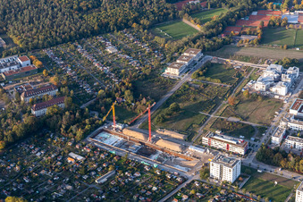 Vue oblique de Chantier de construction dans le parc technologique à le quartier Rintheim in Karlsruhe dans le département Bade-Wurtemberg, Allemagne