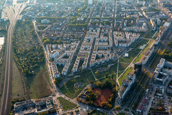 Vue aérienne de Développement résidentiel moderne au Citypark (Stadtpark Südost) sur Ludwig Erhard Allee à le quartier Südstadt in Karlsruhe dans le département Bade-Wurtemberg, Allemagne