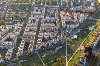 Vue aérienne de Zones et propriétés avec développement résidentiel moderne au Citypark (Stadtpark Südost) sur Ludwig Erhard Allee à le quartier Südstadt in Karlsruhe dans le département Bade-Wurtemberg, Allemagne