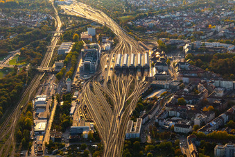 Vue aérienne de Gare de triage et gare centrale de Karlsruhe à le quartier Südweststadt in Karlsruhe dans le département Bade-Wurtemberg, Allemagne