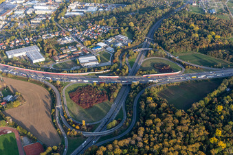 Vue aérienne de Itinéraire et voies le long de l'autoroute - Sortie et accès Karlsruhe milieu de la BAB A5 à le quartier Durlach in Karlsruhe dans le département Bade-Wurtemberg, Allemagne