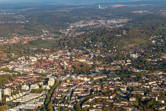 Vue aérienne de Vieille ville sous le Turmberg à le quartier Durlach in Karlsruhe dans le département Bade-Wurtemberg, Allemagne