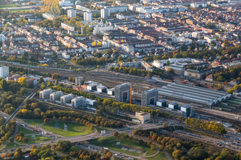 Vue aérienne de Chantier de construction du nouveau bâtiment de bureaux et commercial sur la Schwarzwaldstraße à le quartier Südweststadt in Karlsruhe dans le département Bade-Wurtemberg, Allemagne