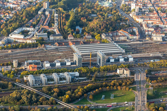Vue aérienne de Chantier de construction du nouveau bâtiment de bureaux et commercial sur la Schwarzwaldstraße à le quartier Südweststadt in Karlsruhe dans le département Bade-Wurtemberg, Allemagne