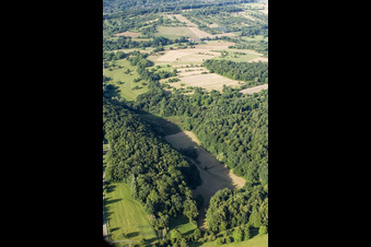 Vue oblique de Réserve naturelle de Kettelbachtal à le quartier Obernhausen in Birkenfeld dans le département Bade-Wurtemberg, Allemagne