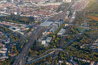 Vue aérienne de Plan des voies et gare principale de la Deutsche Bahn à le quartier Südweststadt in Karlsruhe dans le département Bade-Wurtemberg, Allemagne