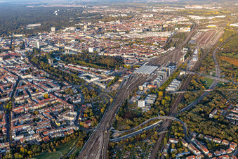 Vue aérienne de Plan des voies et gare principale de la Deutsche Bahn à le quartier Südweststadt in Karlsruhe dans le département Bade-Wurtemberg, Allemagne