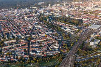Vue aérienne de Gare de Gebhardstr et jardin zoologique à le quartier Beiertheim-Bulach in Karlsruhe dans le département Bade-Wurtemberg, Allemagne