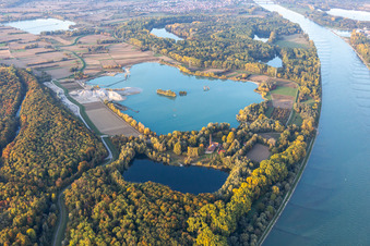 Vue aérienne de Lac de carrière sur le Rhin avec mouvement à quartz WOLFF&MÜLLER à Hagenbach dans le département Rhénanie-Palatinat, Allemagne
