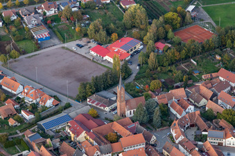 Vue aérienne de Église paroissiale protestante à le quartier Drusweiler in Kapellen-Drusweiler dans le département Rhénanie-Palatinat, Allemagne