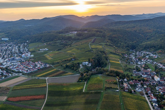 Vue aérienne de Palais Weinstraße 89A au coucher du soleil à Bad Bergzabern dans le département Rhénanie-Palatinat, Allemagne