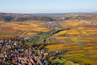 Vue du village aux couleurs automnales à le quartier Jerusalemsberg in Kirchheim an der Weinstraße dans le département Rhénanie-Palatinat, Allemagne hors des airs