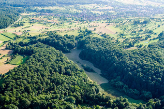 Vue d'oiseau de Réserve naturelle de Kettelbachtal à le quartier Obernhausen in Birkenfeld dans le département Bade-Wurtemberg, Allemagne