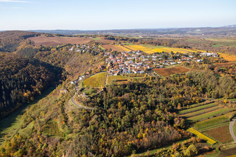 Vue aérienne de Vue du village aux couleurs automnales à Battenberg dans le département Rhénanie-Palatinat, Allemagne