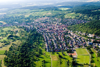 Vue aérienne de Vue des rues et des maisons dans les quartiers résidentiels à le quartier Dietlingen in Keltern dans le département Bade-Wurtemberg, Allemagne