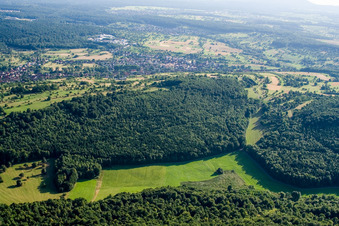 Réserve naturelle de Kettelbachtal à le quartier Obernhausen in Birkenfeld dans le département Bade-Wurtemberg, Allemagne du point de vue du drone