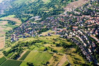 Vue aérienne de Vue des rues et des maisons dans les quartiers résidentiels à le quartier Dietlingen in Keltern dans le département Bade-Wurtemberg, Allemagne