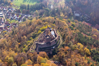 Vue aérienne de Vue aérienne d'automne des ruines et des vestiges des murs de l'ancien complexe du château de Burg Landeck à Klingenmünster dans le département Rhénanie-Palatinat, Allemagne