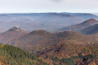 Vue aérienne de Vue aérienne d'automne des châteaux de Trifels, Scharfeneck et Anebos au-dessus de la forêt du Palatinat à Annweiler am Trifels dans le département Rhénanie-Palatinat, Allemagne