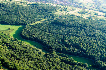 Vue aérienne de Réserve naturelle de Kettelbachtal à le quartier Obernhausen in Birkenfeld dans le département Bade-Wurtemberg, Allemagne