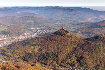 Vue aérienne de Ruines des châteaux de Trifels, Anebos et Scharfenberg à Annweiler am Trifels dans le département Rhénanie-Palatinat, Allemagne