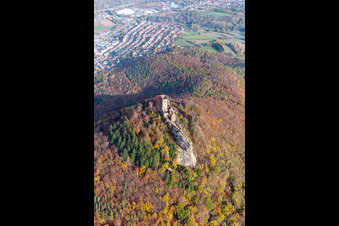 Vue aérienne de Vue aérienne d'automne du complexe du château de Trifels à Annweiler am Trifels dans le département Rhénanie-Palatinat, Allemagne