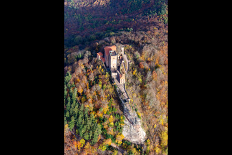 Vue aérienne de Vue aérienne d'automne du complexe du château de Trifels à Annweiler am Trifels dans le département Rhénanie-Palatinat, Allemagne