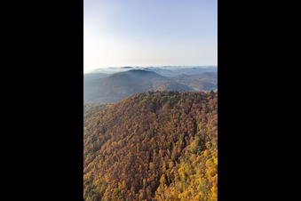 Vue aérienne de Ruines du château de Madenburg à Eschbach dans le département Rhénanie-Palatinat, Allemagne