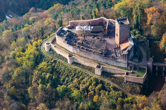 Vue aérienne de Vue aérienne d'automne des ruines et des vestiges des murs de l'ancien complexe du château de Burg Landeck à Klingenmünster dans le département Rhénanie-Palatinat, Allemagne