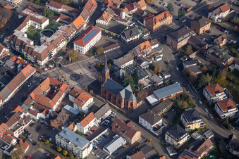 Vue aérienne de Église Saint-Martin sur la Ludwigsplatz à Bad Bergzabern dans le département Rhénanie-Palatinat, Allemagne